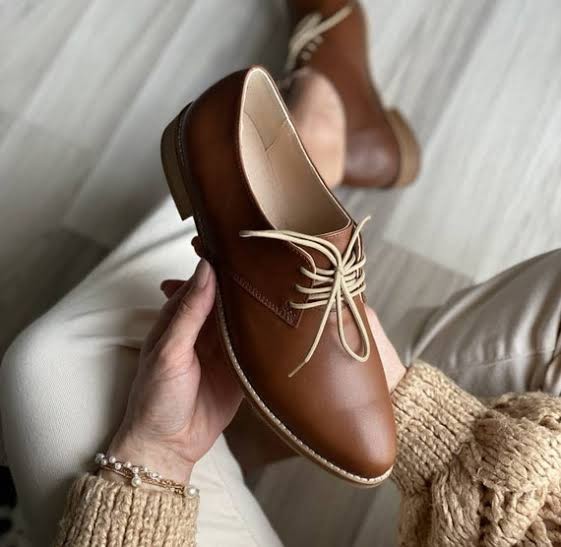 Pack of 1000 Woman LEATHER SHOES (Multi color and design and Size) Brand Others